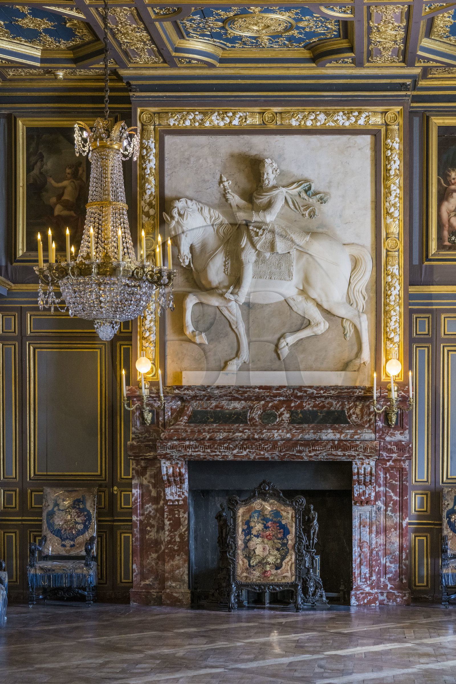 France, Seine-et-Marne (77), Fontainebleau, chateau de Fontainebleau, classé Patrimoine Mondial par l'UNESCO, la deuxième salle Saint-Louis ou salon du Donjon, la plus ancienne salle du chateau, où a été déplacée la cheminée en marbre du Languedoc ornée d'un bas-relief équestre représentant Henri IV, réalisé vers 1600 par Matthieu Jacquet
