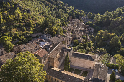 France, Hérault (34), Causses et les Cévennes, paysage culturel de l'agro-pastoralisme méditerranéen, classés Patrimoine Mondial de l'UNESCO, Saint-Guilhem-le-Désert, labellisé Les Plus Beaux Villages de France, l'abbaye de Gellone du IXème siècle (vue aérienne)