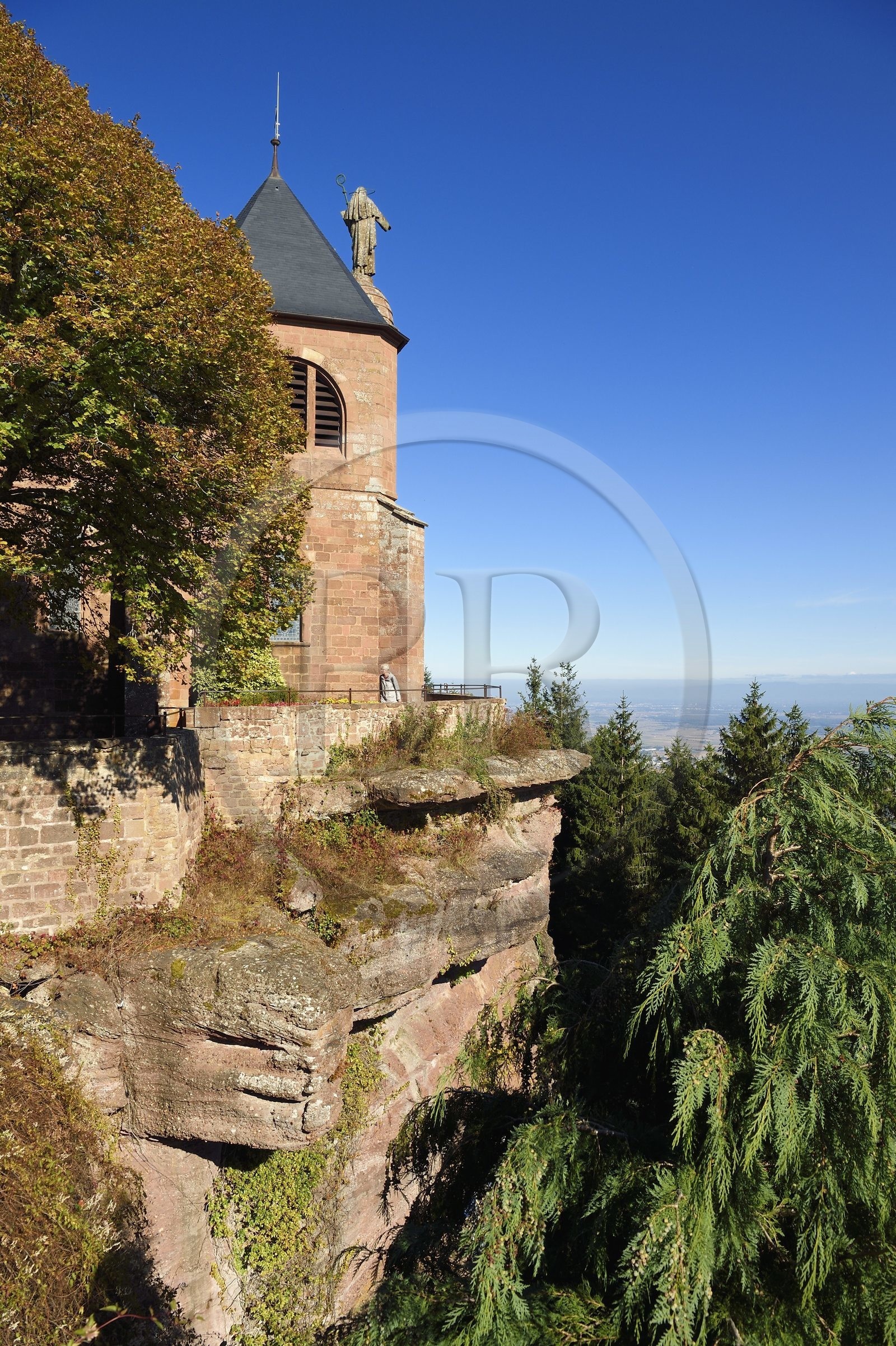 France, Bas-Rhin (67), Mont Saint-Odile, abbaye de Hohenbourg encore appelée couvent du Mont-Sainte-Odile, statue de Sainte Odile placée sur le toit du couvent et faisant face à la plaine d'Alsace