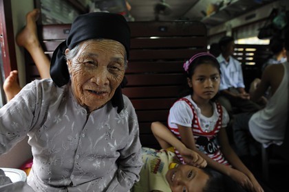 Vietnam, train de jour de Lao Cai à Hanoï, classe assis dur non climatisé