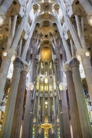 Espagne, Catalogne, Barcelone, quartier de l'Eixample, basilique de la Sagrada Familia de l'architecte du modernisme catalan Antoni Gaudi classée Patrimoine Mondial de l'UNESCO, le chœur, le ciborium et la voute de la Nef en haut