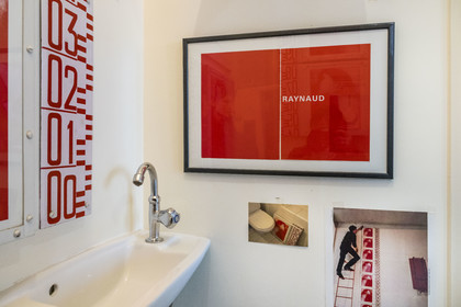 France, Paris (75), l'artiste plasticien Jean-Pierre Raynaud dans son appartement atelier, à l'intérieur des wc, un des lieux refuges des plus intimes de l'artiste où il peut être proche de certaines de ses œuvres historiques qui lui sont chers