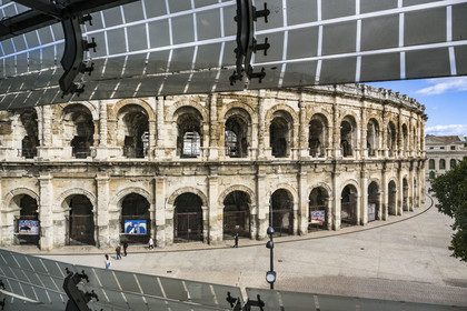 France, Gard (30), Nîmes, Musée de la Romanité de l'architecte Elizabeth de Portzamparc, l'amphithéatre des arènes lui fait face