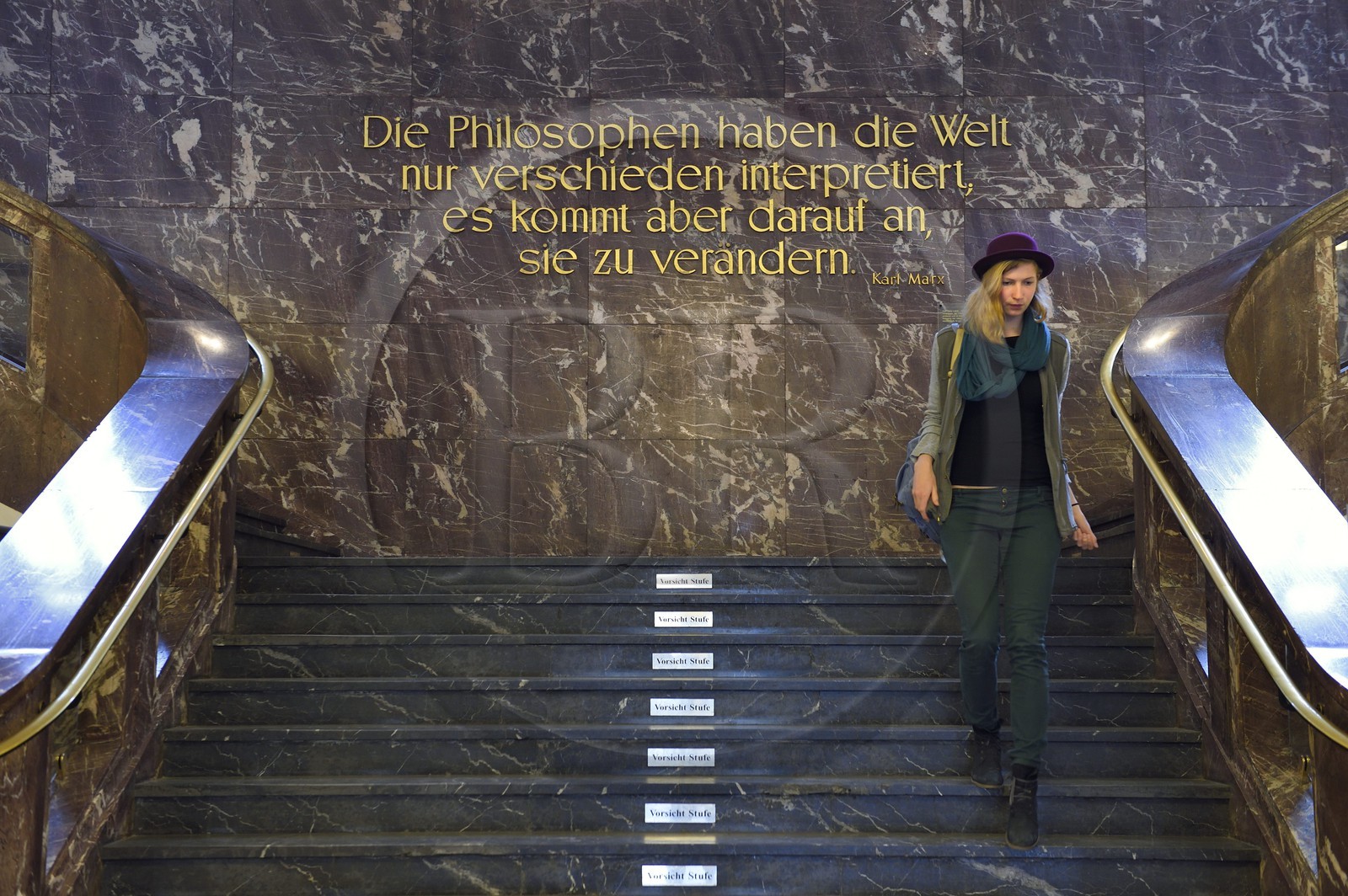 Allemagne, Berlin, Humbolt-Universität (université Humboldt) sur Unter den Linden, phrase de Karl Marx qui a étudié ici et installation intitulée Vorsicht Stufe (Attention à la marche) de l'artiste Ceal Floyer 2009