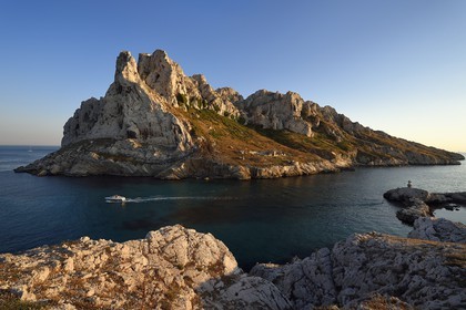 France, Bouches-du-Rhône (13), Marseille, Parc national des Calanques, Les Goudes, passages des Croisettes, les falaises de l'Ile Maire (demande d'autorisation nécessaire avant publication)