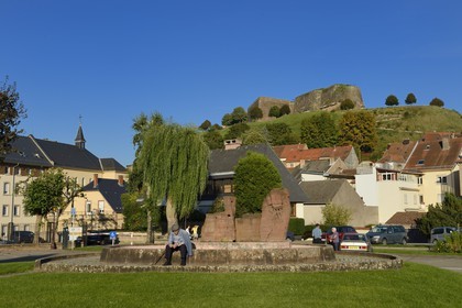 France, Moselle (57), parc régional des Vosges du nord, Bitche, la petite place sur l'avenue du Général de Gaulle et la citadelle fortifiée par Vauban en arrière plan