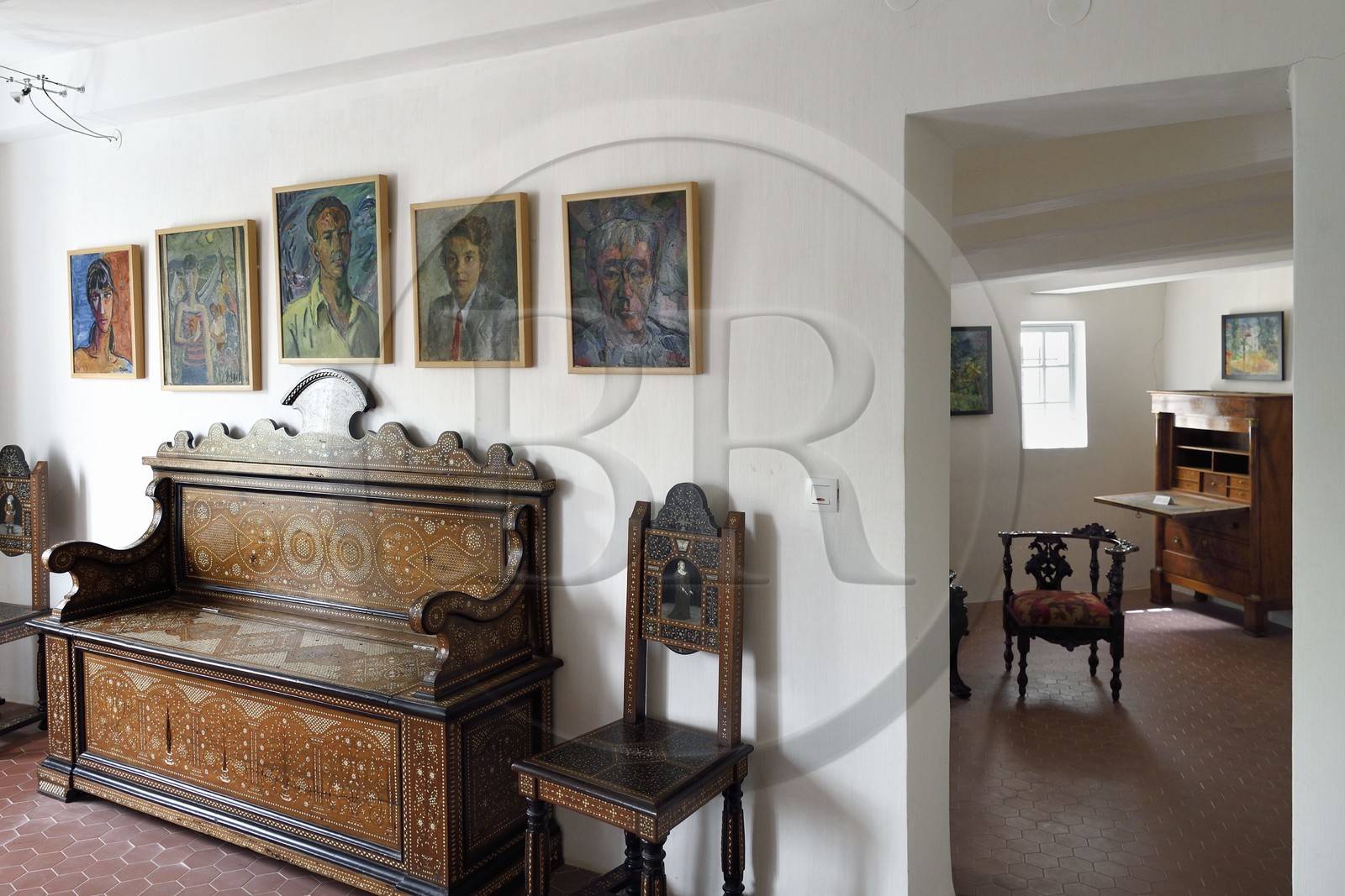 France, Var (83), Seillans, labellisé Les Plus Beaux Villages de France, la Maison Waldberg renferme les donations Max Ernst, Dorothea Tanning et Stan Appenzeller, peintures de Stan Appenzeller au mur