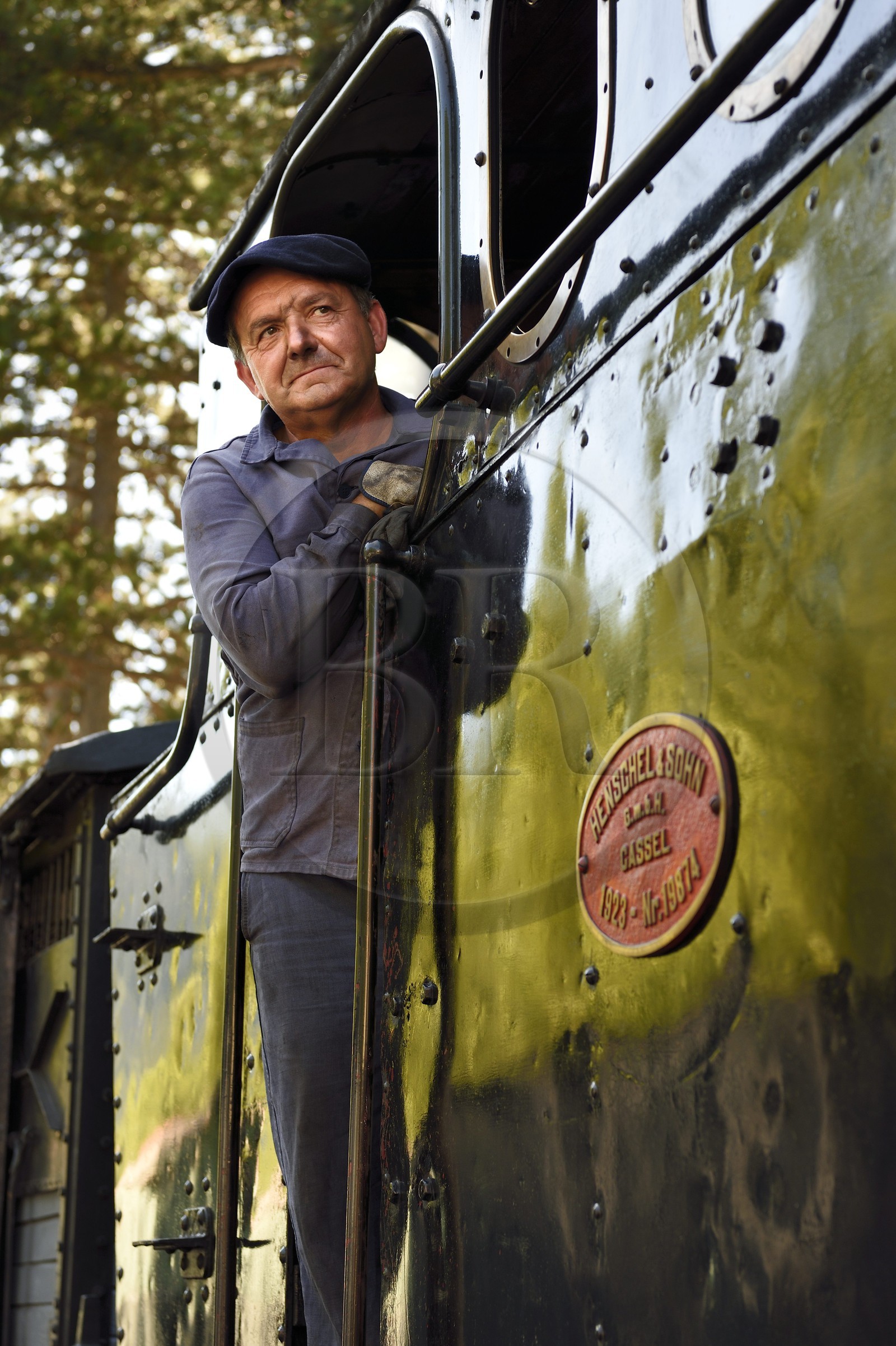France, Alpes-Maritimes (06), Puget Théniers, Luc Cabouret bénévole du G.E.C.P. qui restaure et exploite le Train des Pignes, aujourd'hui aide chauffeur