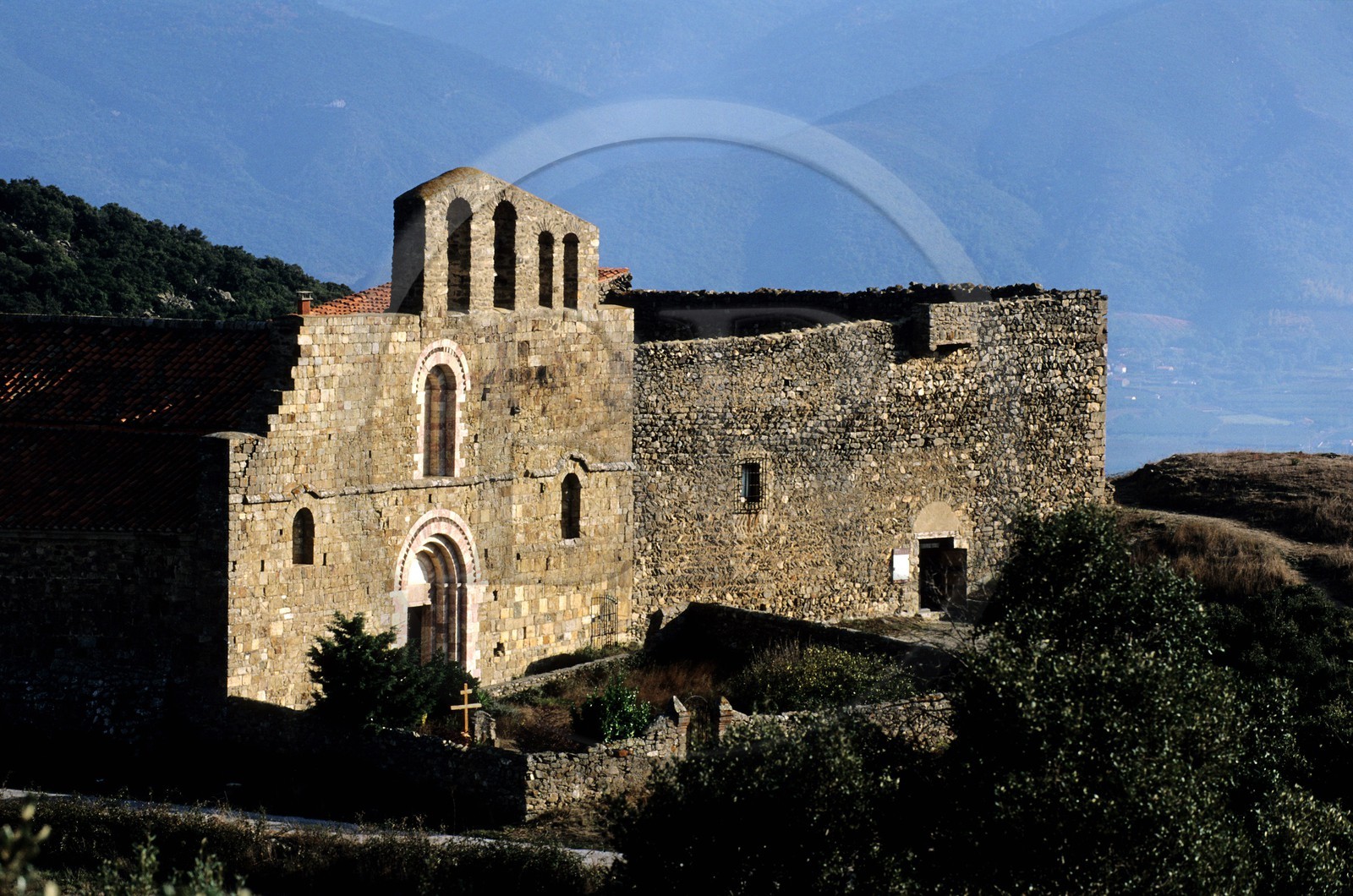 France, Pyrénées-Orientales (66), région du Riberal, Prieuré roman de Marcevol face au massif du Canigou