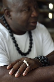 France, Paris (75), Barthelemy Toguo, l'artiste fondateur de Bandjoun Station, dans son atelier parisien