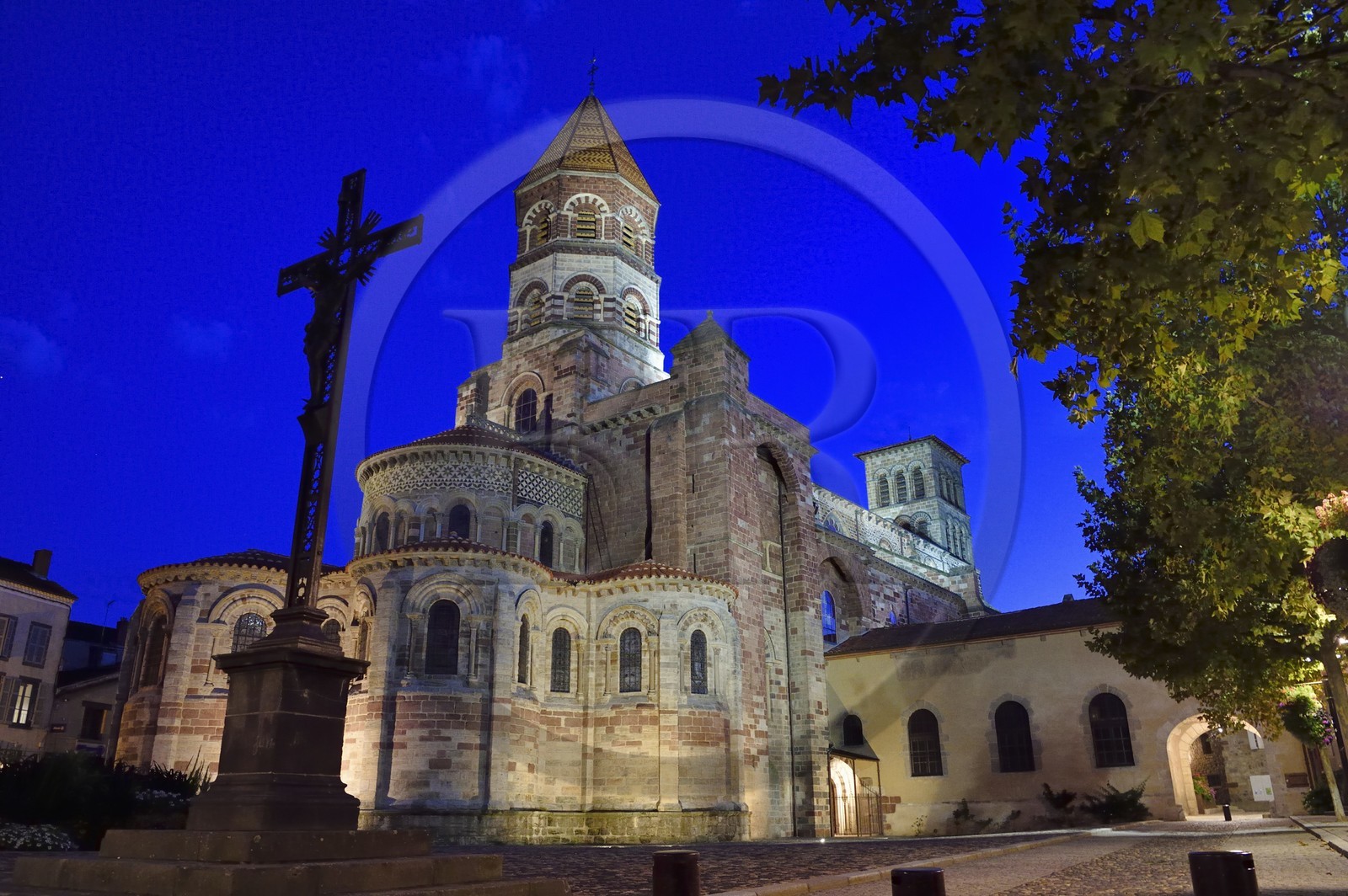 France, Haute-Loire (43), Brioude, la Basilique Saint-Julien de Brioude de style roman auvergnat, le chevet