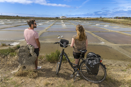 France, Vendée (85), île de Noirmoutier, L'Epine, randonnée à bicyclette, arrêt devant des marais salants