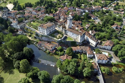 France, Dordogne (24), Périgord Vert, Bourdeilles, le chateau dominant le village et la Dronne (vue aérienne)