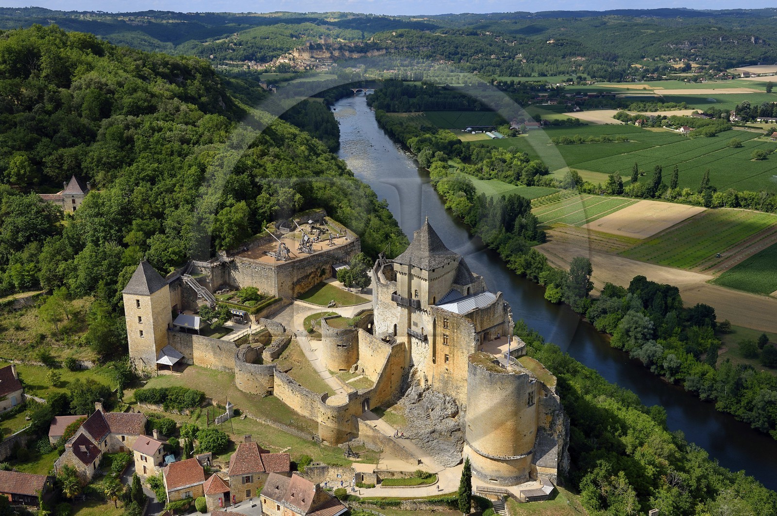 France, Dordogne (24), Périgord Noir, vallée de la Dordogne, Castelnaud-la-Chapelle labellisé Les Plus Beaux Villages de France, le château de Castelnaud-la-Chapelle sur un éperon rocheux au dessus de la rivière Dordogne (vue aérienne)
