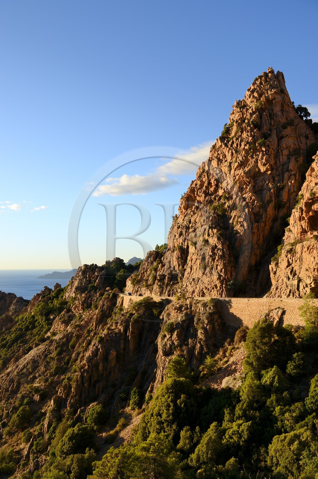 France, Corse-du-Sud (2A), Golfe de Porto, classé Patrimoine Mondial de l'UNESCO, calanches de Piana aux rochers de granit rose et la route D81 entre Porto et Cargèse