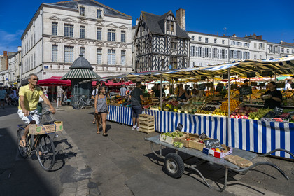 France, Charente-Maritime (17), La Rochelle, place du Marché et rue Thiers