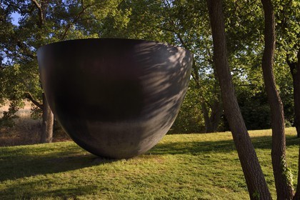 France, Bouches-du-Rhône (13),  Le Puy Sainte Réparade, Chateau La Coste domaine viticole et centre d'art contemporain, calice monumental en bronze de l'artiste Guggi, baptisée en référence à la Bible Calix meus inebrians (Ma coupe me rend ivre) (Mention Obligatoire)