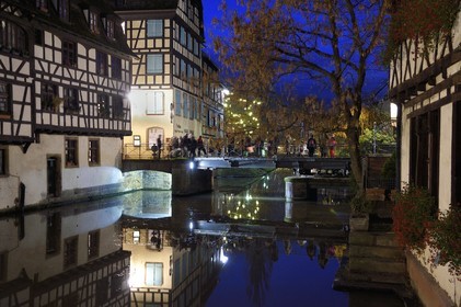 France, Bas-Rhin (67), Strasbourg, vieille ville classée au Patrimoine Mondial de l'UNESCO, quartier de la Petite France, le pont (tournant) du Faisan sur un bras de l'Ill