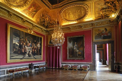 France, Yvelines (78), château de Versailles, classé Patrimoine Mondial de l'UNESCO, les Grands Appartements, salon de Mars avec peinture représentant Louis XV de Van Loo en arrière plan à droite
