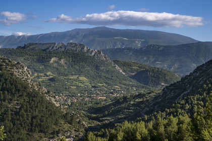 France, Drôme (26), parc naturel régional des Baronnies provençales, la grande lame de calcaire du Rocher de Saint-Julien au dessus de Buis-les-Baronnies, le Mont-Ventoux en arrière plan (vue aérienne)