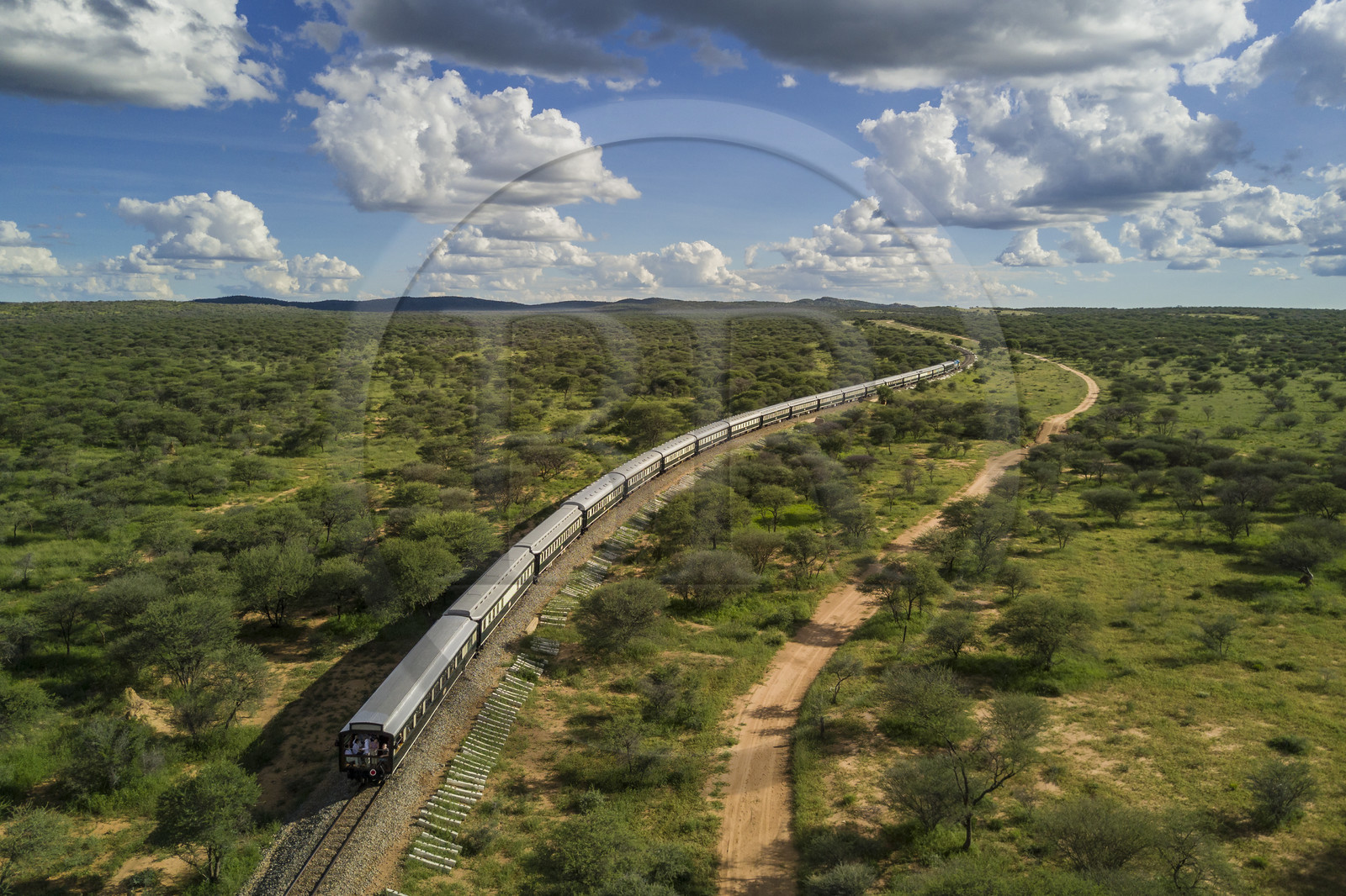Namibie, région de Otjozondjupa, le train Shongololo express traversant le bush namibien vers Kalkfeld (vue aérienne)