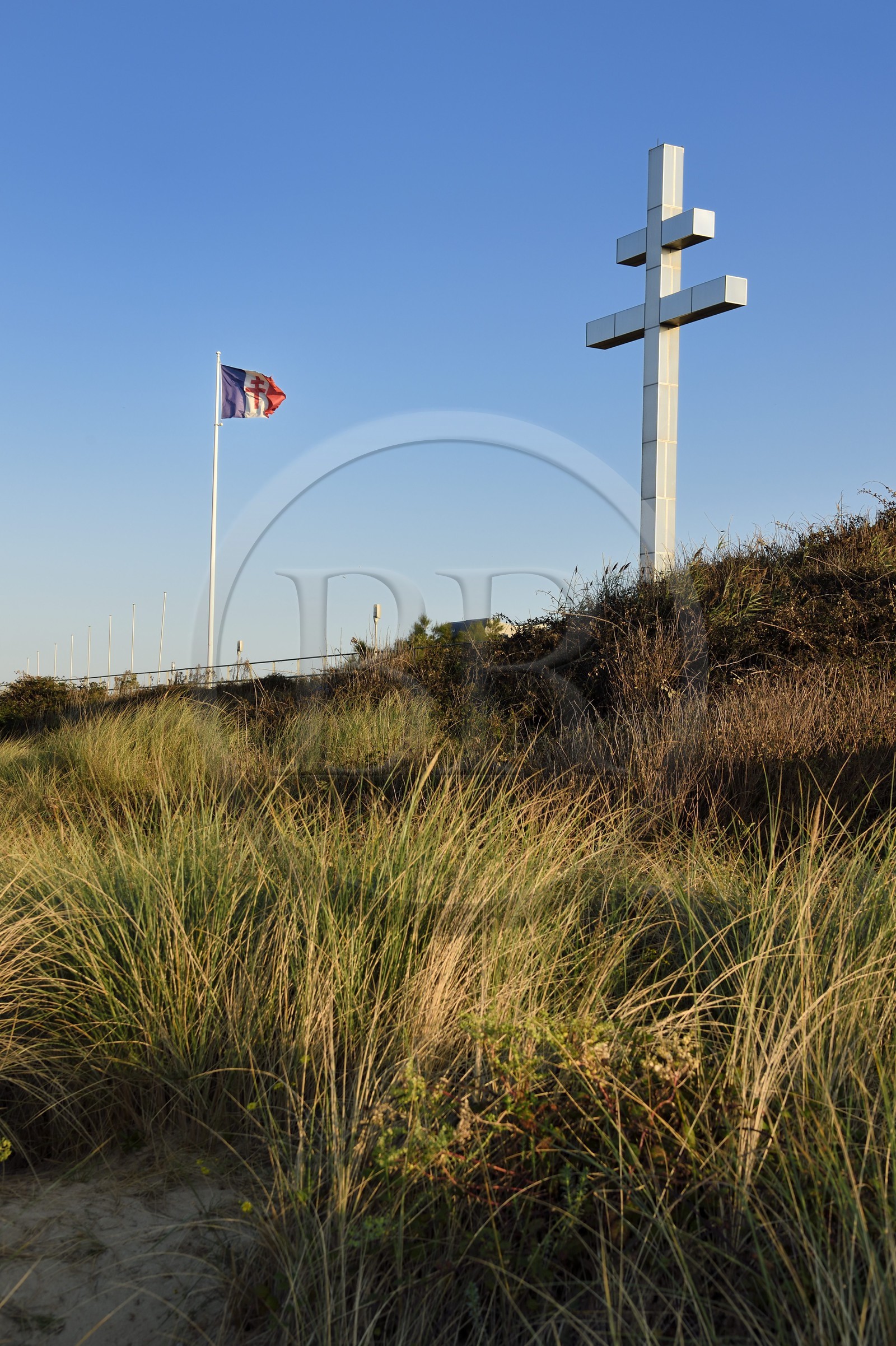 France, Calvados (14), Courseulles-sur-Mer, Juno Beach, Croix de Lorraine et drapeau gaulliste commémorant le retour du Général de Gaulle sur le sol français le 14 juin 1944