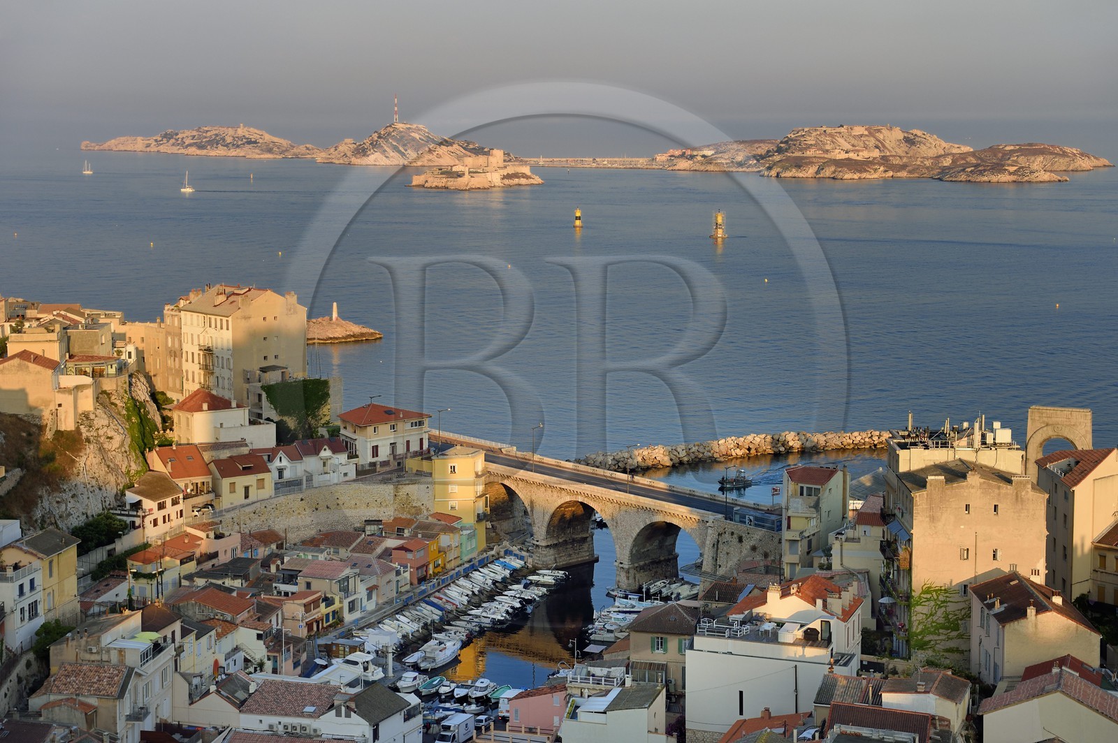 France, Bouches-du-Rhône (13), Marseille, quartier d'Endoume, le Vallon des Auffes, l'archipel du Frioul avec le Chateau d'If en arrière plan