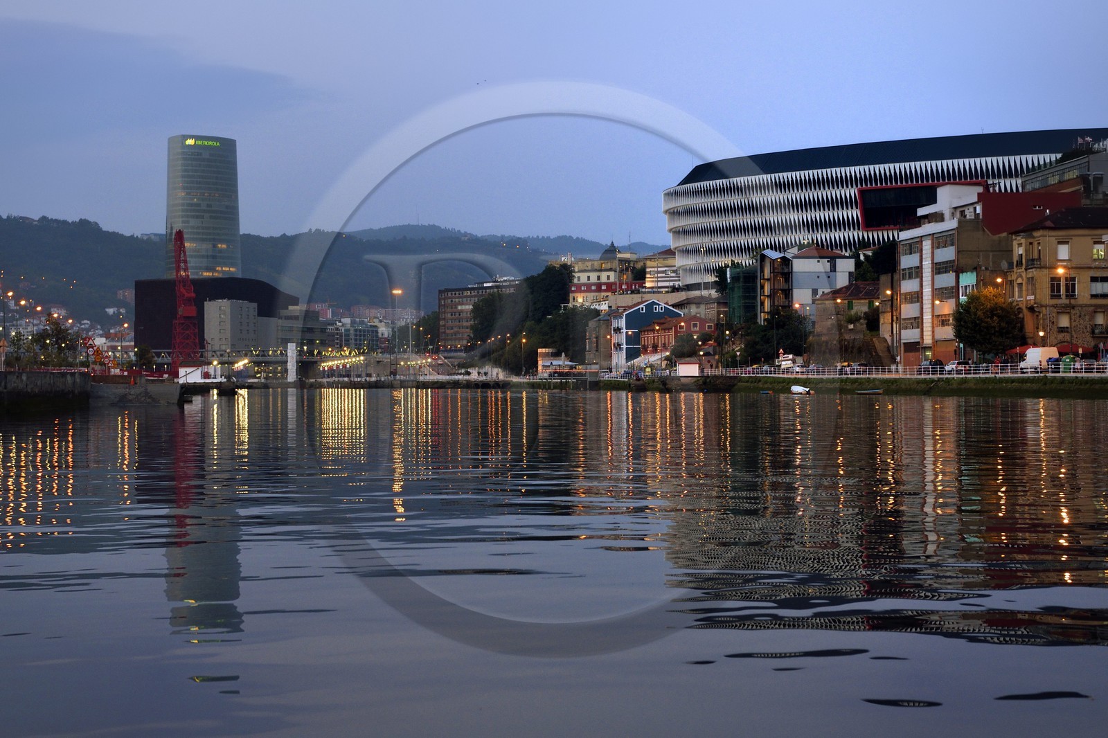 Espagne, Pays basque espagnol, Biscaye, Bilbao, la Tour Iberdrola et le Stade San Mamés (2013) par l'architecte Norman Foster en bordure du Ria de Bilbao