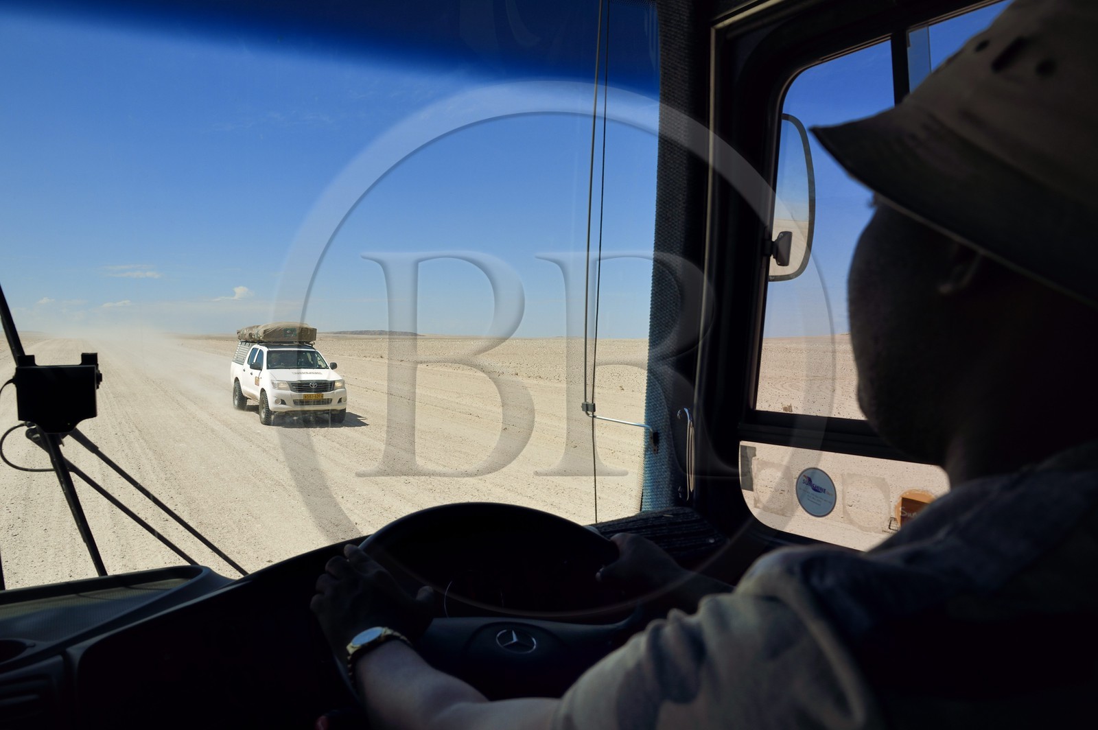 Namibie, région de Erongo, parc national Namib Naukluft, désert du Namib, 4x4 sur la piste C14