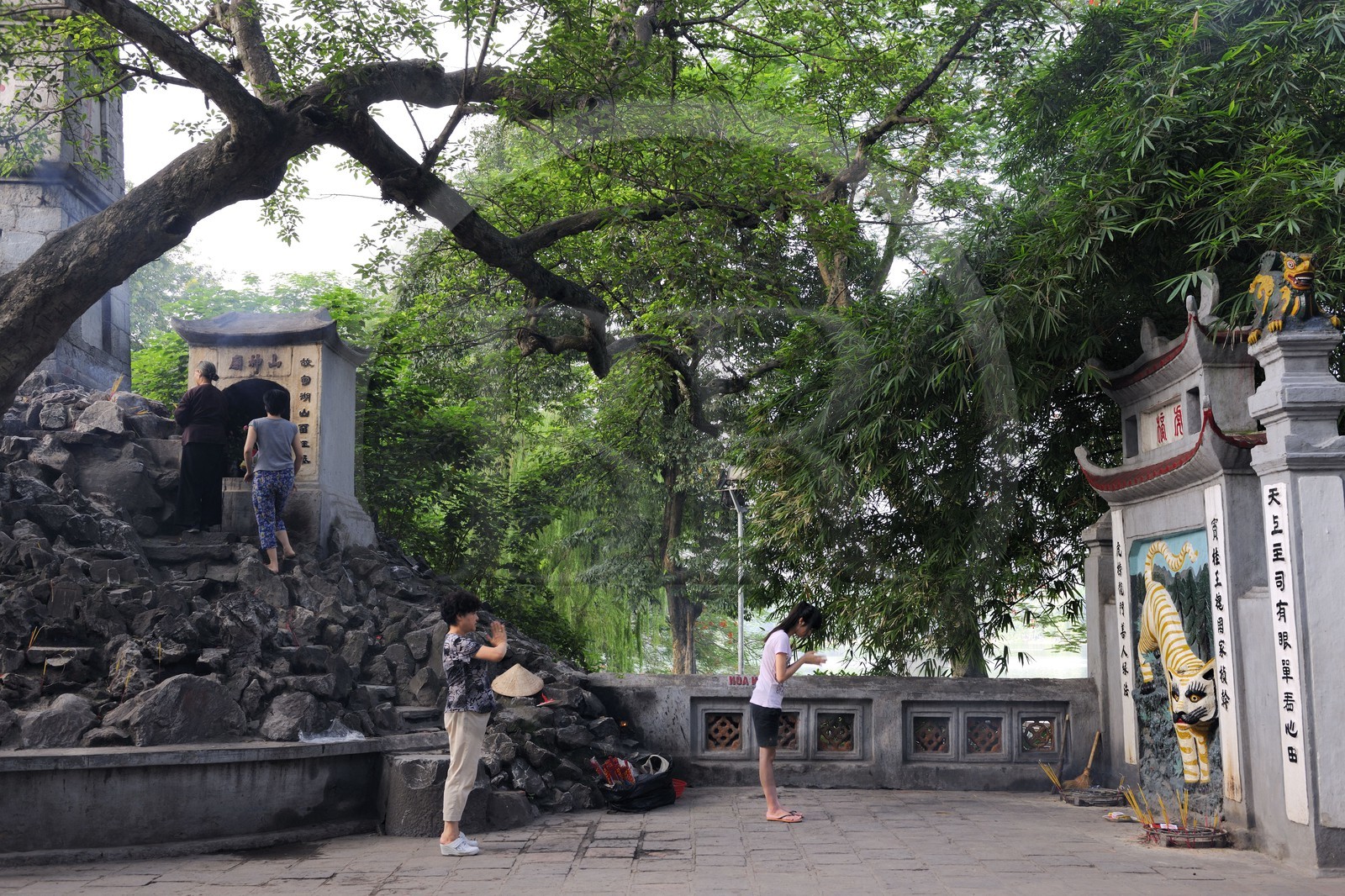 Vietnam, Hanoi, old town, Hoan Kiem Lake also called the small lake or Lake of the Restored Sword, Ngoc Son temple