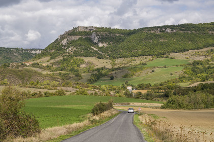 France, Aveyron (12), parc naturel régional des Grands Causses, Saint-Jean-et-Saint-Paul, route de Saint-Jean-d’Alcas au pied des contreforts du Larzac vers Tournemire