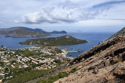 Italie, Sicile, iles Eoliennes, classées Patrimoine Mondial de l'UNESCO, ile de Vulcano, les flancs du cratère du volcan della Fossa, l'Ile de Lipari en arrière plan
