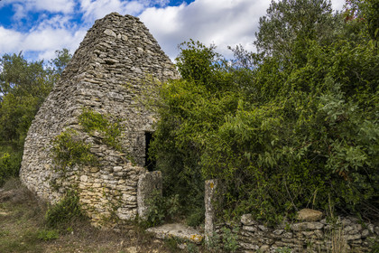 France, Gard (30), Uzès, capitelle, cabane en pierre sèche servant autrefois d'abri temporaire à de petits propriétaires, à leurs outils et à leurs produits agricoles dans les garrigues