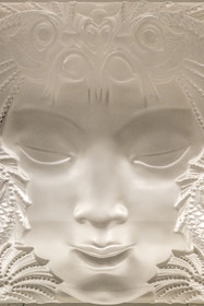 France, Moselle (57), Meisenthal, Centre international d’Art verrier (CIAV), le musée du Verre, masque de femme de René Lalique, cristal moulé-pressé du 3ème quart du XXème siècle