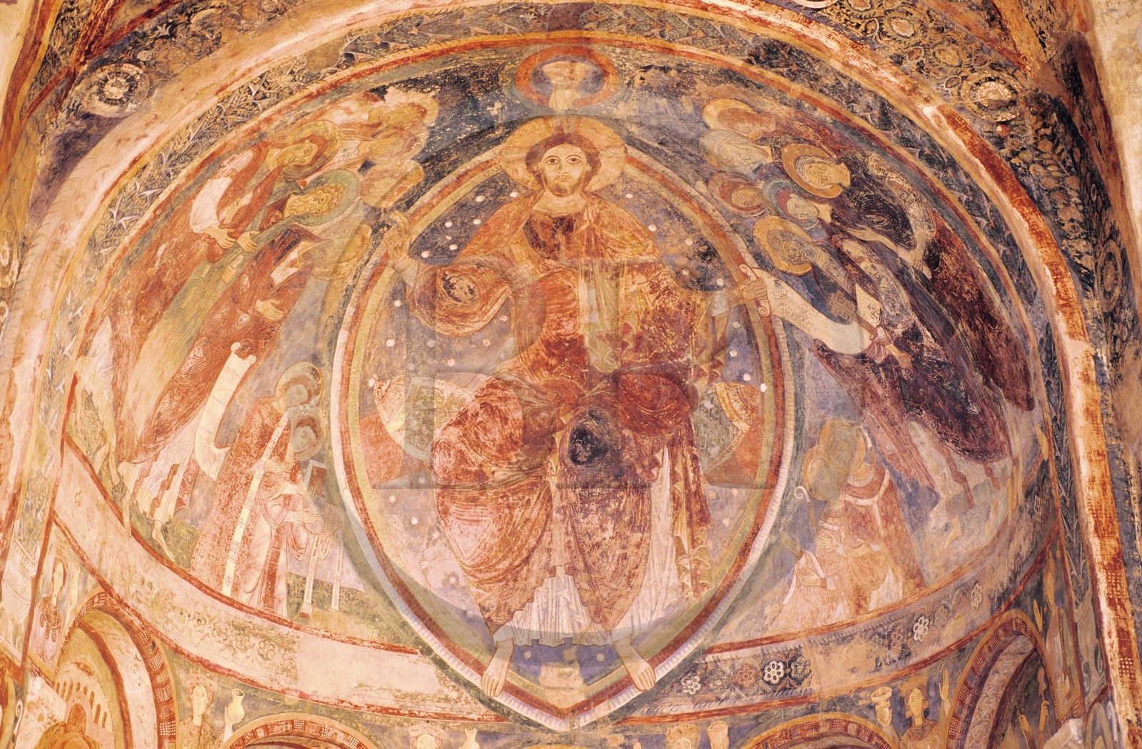 France, Saône-et-Loire (71), Berzé-la-Ville, la chapelle des moines du XIIe siècle, peintures murales d'art clunisien, Christ en majesté