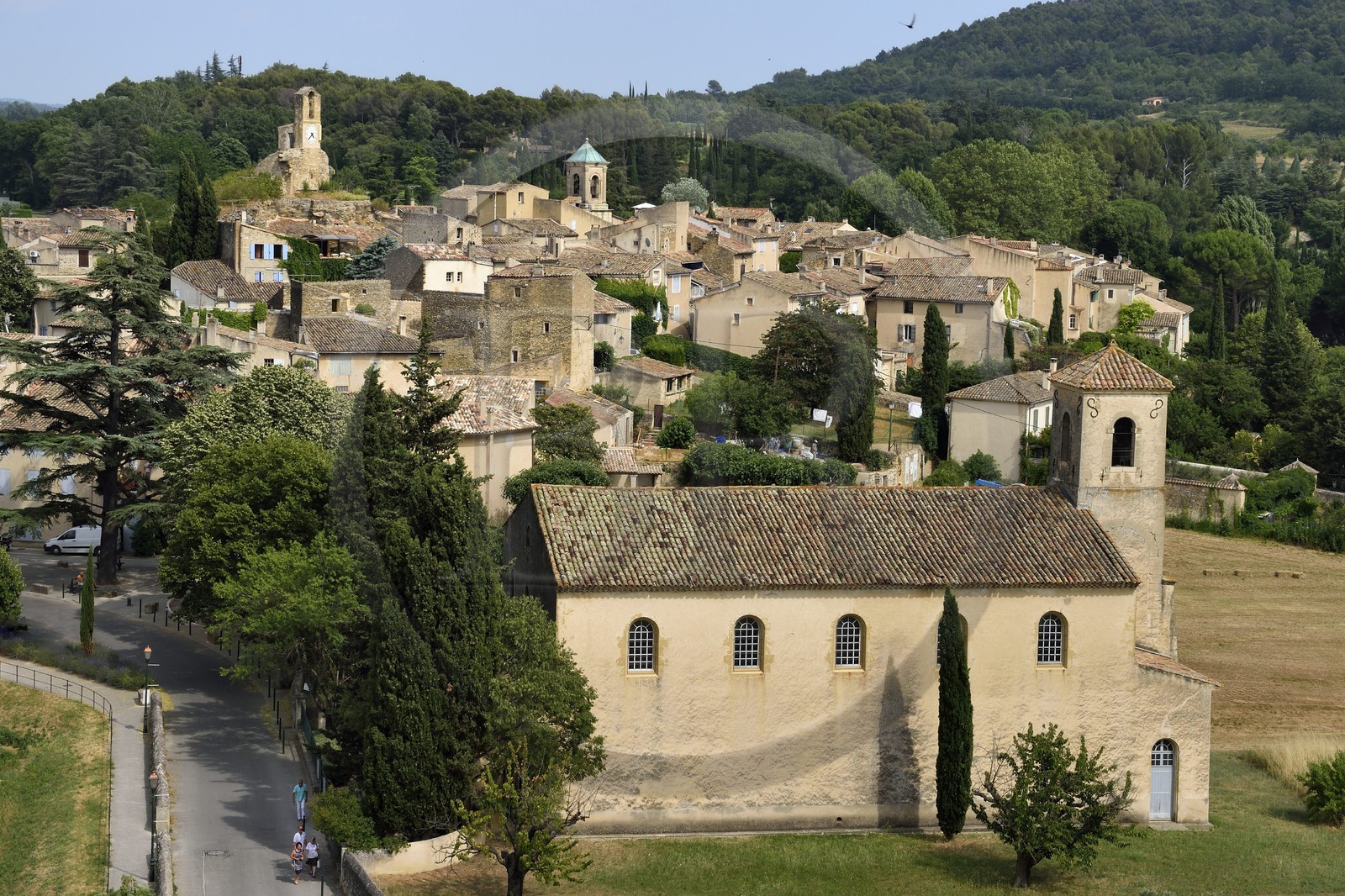 France, Vaucluse (84), Parc Naturel Regional du Luberon, Lourmarin, labellisé Les Plus Beaux Villages de France, le temple protestant à l'extérieur du village