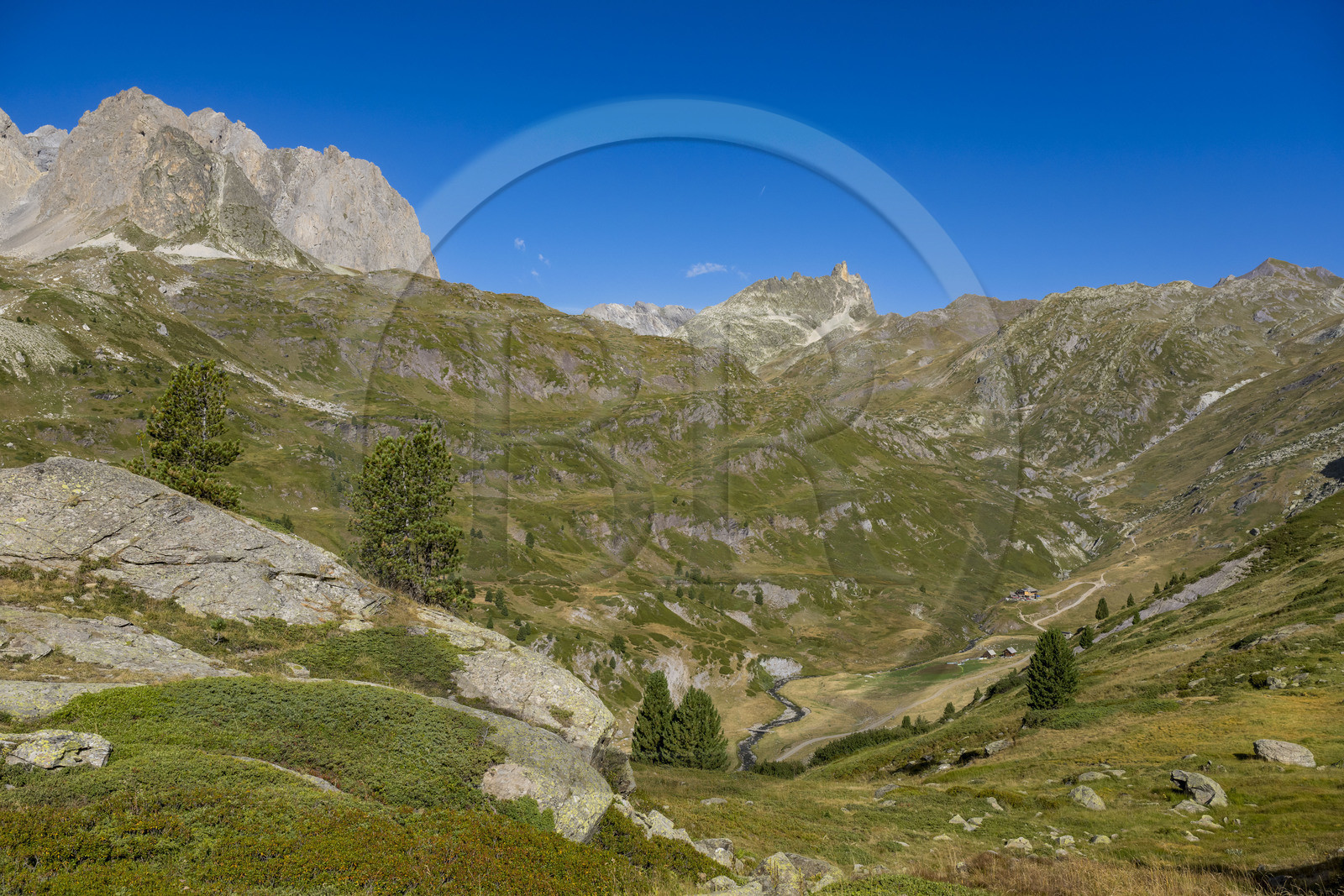 France, Hautes Alpes (05), le Briançonnais, Névache, vallée de la Clarée au pied du massif des Cerces, le refuge des Drayères en arrière plan