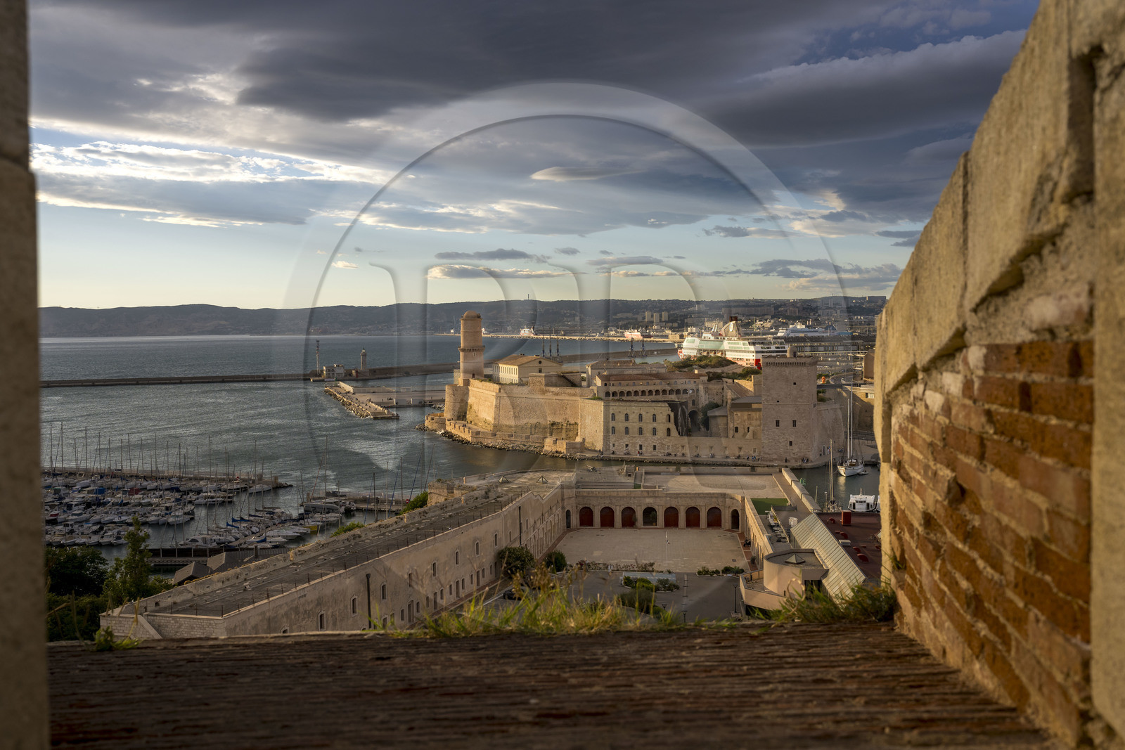 France, Bouches-du-Rhône (13), Marseille, le Fort Saint Jean à l'entrée du Vieux Port vu depuis la Citadelle de Marseille (Fort Saint-Nicolas, le haut fort appelé fort d’Entrecasteaux), le Fort Ganteaume (bas fort Saint-Nicolas) au premier plan