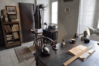 République Tchèque, Prague, Nove Mesto (nouvelle ville), collection d'objets du Muzeum Komunismu, musée qui retrace l'histoire du communisme Tchécoslovaque, buste de Lénine et reconstitution d'une salle d'interrogatoire