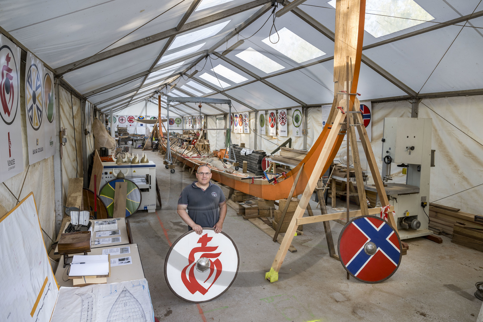 France, Vendée (85), L'Ile d'Olonne vers Les-Sables-d'Olonne, chantier Drakkar de Vendée qui est une reproduction du Drakkar de Gokstad, son créateur et président de l'association Philippe Renaudet