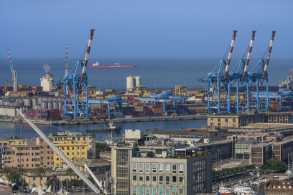 Italie, Ligurie, Gênes, les conteneurs et les grues dans le port commercial