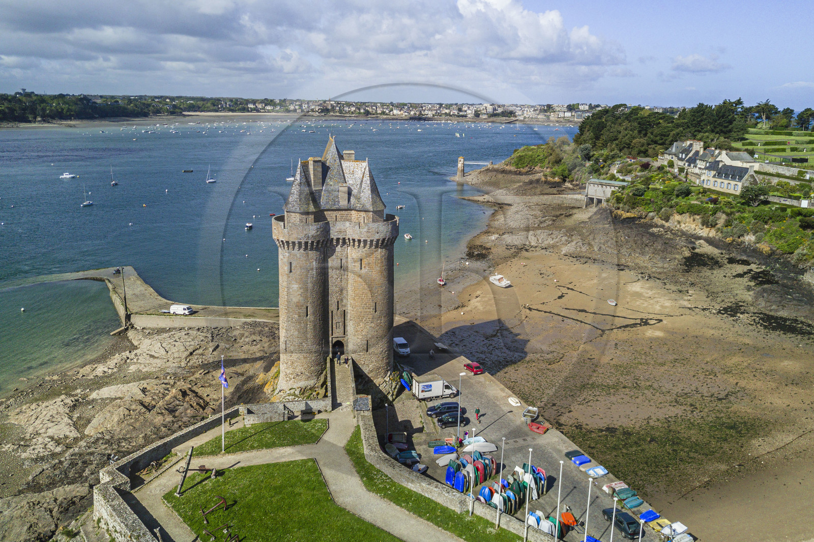 France, Ille-et-Vilaine (35), Côte d'Emeraude, Saint-Malo, quartier Saint-Servan, le port et la Tour Solidor construite en 1382, musée international du Long-Cours Cap-Hornier (vue aérienne)
