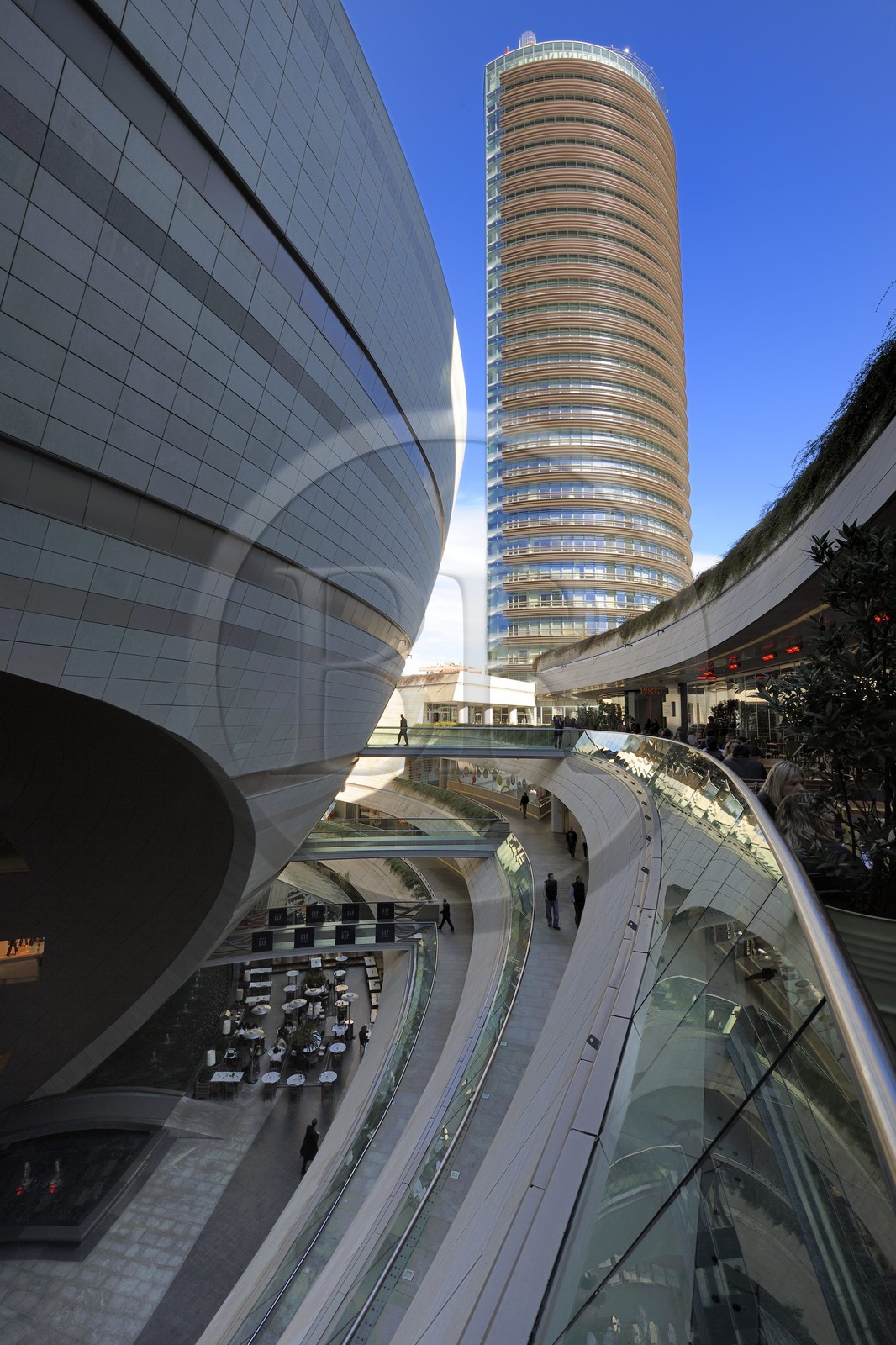 Turquie, Istanbul, le centre commercial Canyon (Kanyon Alişveriş Merkezi), une réalisation des cabinets d'architectes Jerde Partnership de Los Angeles et Tabanlioglu d'Istanbul, sphère abritant un cinema en multiplex