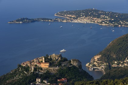 France, Alpes-Maritimes (06), le village perché d'Eze, Saint-Jean-Cap-Ferrat en arrière plan.