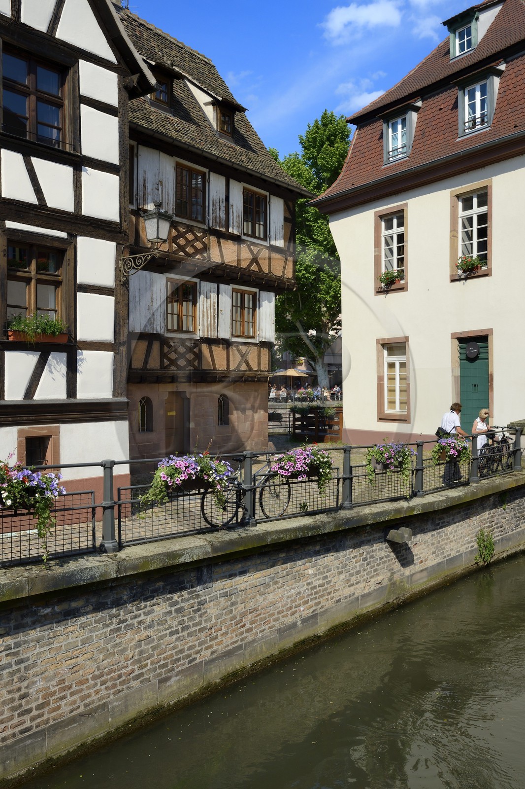France, Bas-Rhin (67), Strasbourg, vieille ville classée au Patrimoine Mondial de l'UNESCO, quartier de la Petite France, le quai des Moulins sur un bras de l'Ill