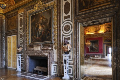 France, Yvelines (78), château de Versailles, classé Patrimoine Mondial de l'UNESCO, les Grands Appartements, salon de Diane et salon de Mars en arrière plan