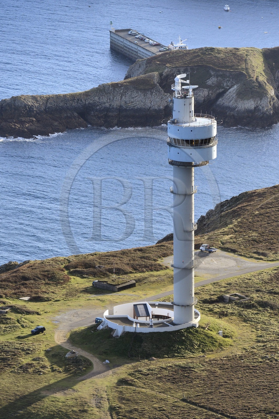 France, Finistère (29), parc naturel régional d'Armorique, mer d'Iroise, Ile d'Ouessant, réserve de Biosphère (UNESCO), la tour radar du Stiff qui surveille le rail de circulation maritime passant au large d'Ouessant (vue aérienne)
