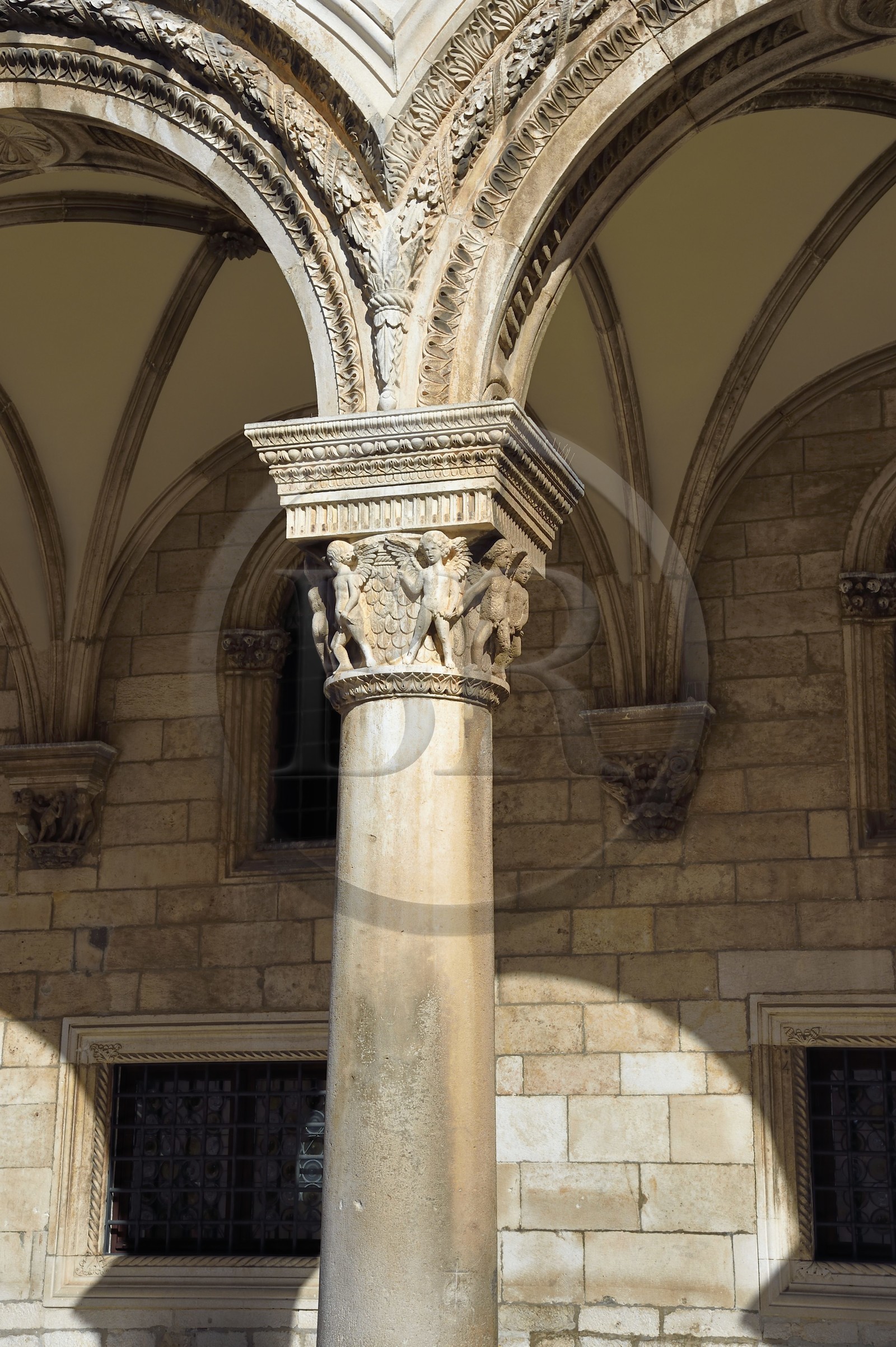 Croatie, Dalmatie, cote dalmate, Dubrovnik, centre historique classé Patrimoine Mondial de l'UNESCO, Palais du Recteur, détail de chapiteau Renaissance