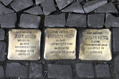 Allemagne, Berlin, Spandauer Vorstadt dans Berlin-Mitte, Encastrés dans les trottoirs de 63 villes allemandes, les Stolpersteine rendent hommage aux déportés