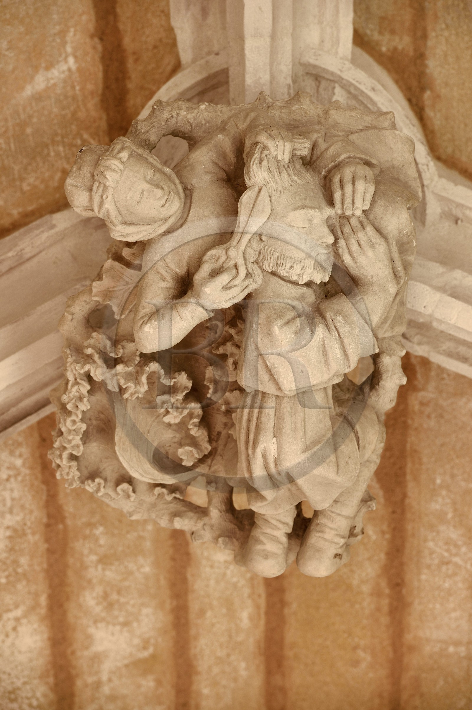 France, Dordogne (24), Périgord Noir, Le Buisson-de-Cadouin, abbaye de Cadouin, étape sur le chemin de Compostelle, site classé Patrimoine Mondial de l'UNESCO, le cloitre du XVe siècle, Dalila coupe les cheveux de Samson symbole de sa force (clef de voute)